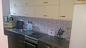 Geladeira, micro-ondas, fogão, cooktop