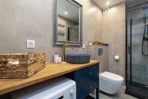 Shower, towels - Little Laguna Apartments by Renters (Dziwnów)