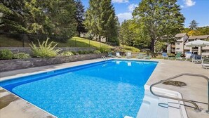 Una piscina rectangular con agua azul cristalina, rodeada por una solana de concreto.