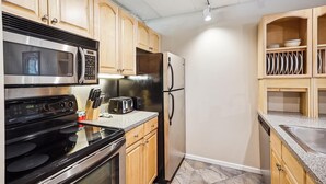 Condo, 1 cama King size y sofá cama (Pinnacle F08) | Cocina privada