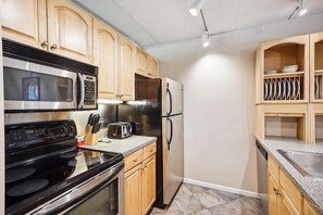 Condo, 1 très grand lit et 1 canapé-lit (Pinnacle F08) | Cuisine privée