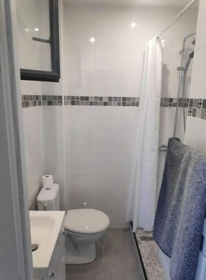 Shower - Quiet apartment with balcony (Bois-Colombes)