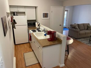 Refrigerador, microondas, horno y cafetera y tetera 