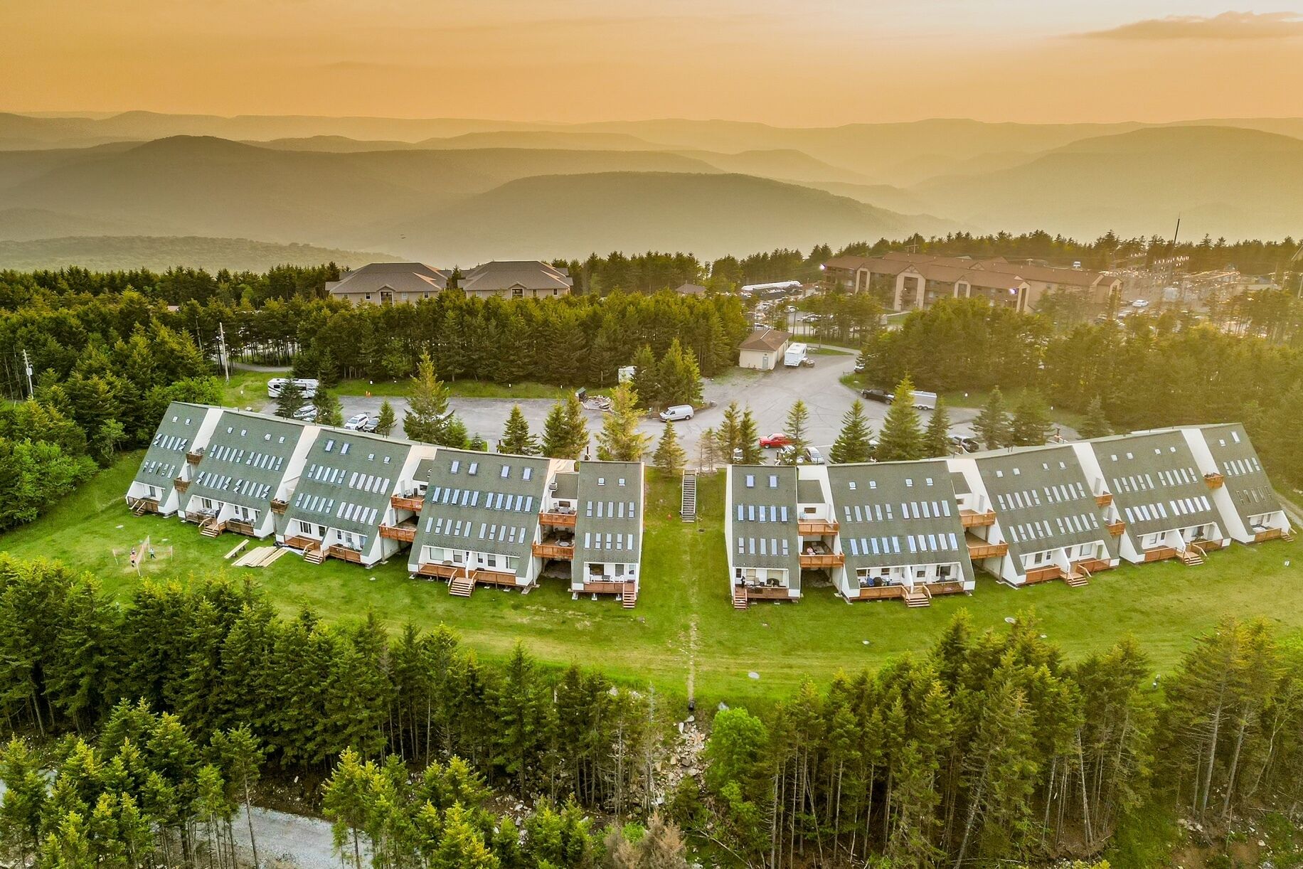 2 bedroom/2 bath Cozy Retreat on Snowshoe Mountain! Only Unit with Private Deck!
