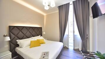 Quarto luxo, sacada | Frigobar, cofres nos quartos, escrivaninha, cortinas blackout