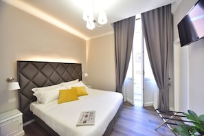 Deluxe Room, Balcony | Minibar, in-room safe, desk, blackout drapes - SACCONI PALACE SUITE ROMA (Rome)