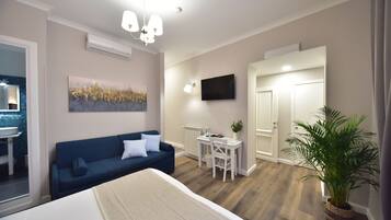 Superior Triple Room | Bar mini, peti besi dalam bilik, meja, langsir/tirai gelap terus