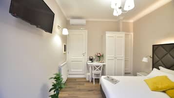 Quarto luxo, sacada | Frigobar, cofres nos quartos, escrivaninha, cortinas blackout