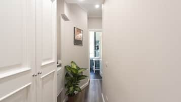 Quarto superior | Frigobar, cofres nos quartos, escrivaninha, cortinas blackout