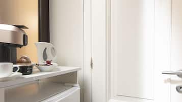 Deluxe Room | Minibar, in-room safe, desk, blackout drapes