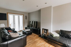 TV, fireplace, offices - Beautiful Two Bedroom Cottage with Amazing Views (Birdsedge)