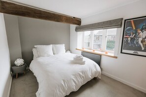 2 bedrooms, iron/ironing board, Internet, bed sheets - Beautiful Two Bedroom Cottage with Amazing Views (Birdsedge)