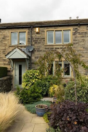 Exterior detail - Beautiful Two Bedroom Cottage with Amazing Views (Birdsedge)