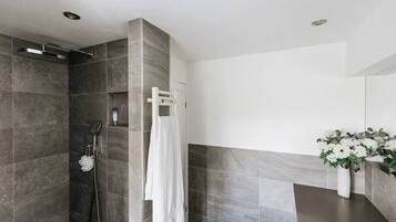 Douche, sèche-cheveux, serviettes fournies