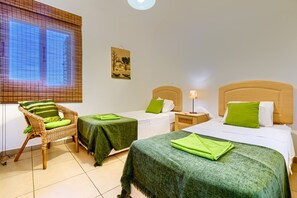4 habitaciones, tabla de planchar con plancha, cuna de viaje y wifi 