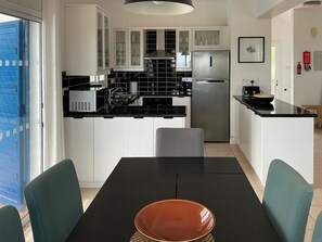 Réfrigérateur, four à micro-ondes, un four, surface de cuisson