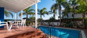 4 bed villa - 5 min from beach and amenities