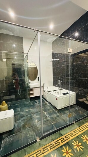 Luksus-studiosuite - 1 kingsize-seng | Badeværelse | Bruser, gratis toiletartikler, håndklæder, Sæbe