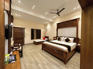 Egyptian cotton sheets, premium bedding, pillow-top beds - Singaras Coffee Country (Ootacamund)