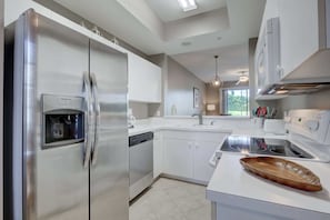 Coffee/tea maker, fridge, microwave, oven