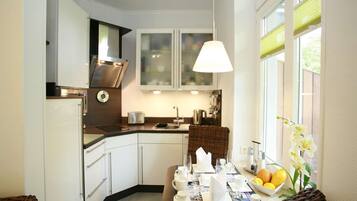 Frigorífico, horno, placa de cocina y lavavajillas