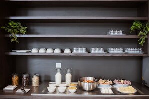 Tägliches kontinentales Frühstück (12.50 EUR pro Person)