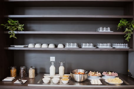 Colazione continentale a pagamento, servita tutte le mattine . easyHotel Paris Nord Aubervilliers