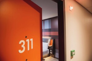 Quarto standard, acessível | Quartos à prova de som, ferros/tábuas de passar roupa, Wi-Fi de cortesia