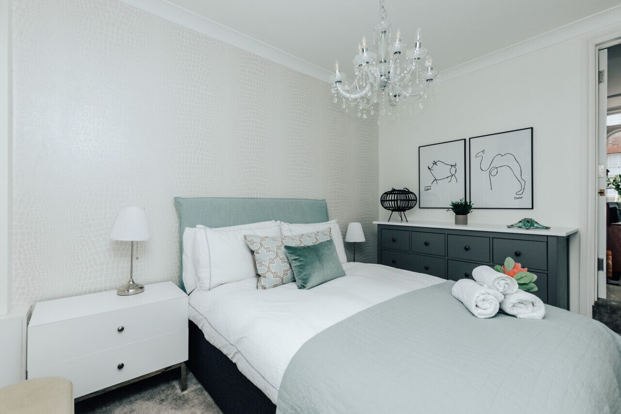 2 soverom, skrivebord, strykejern/-brett og wi-fi