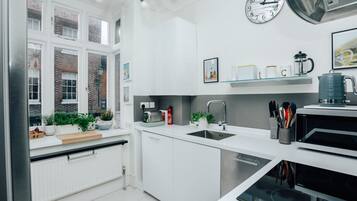 Køleskab, mikrobølgeovn, ovn, kogeplade