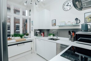 Kjøleskap, mikrobølgeovn, ovn og kokeplater