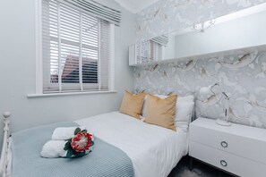 2 Schlafzimmer, Schreibtisch, Bügeleisen/Bügelbrett, WLAN