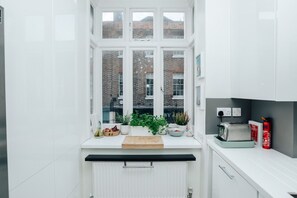 Kühlschrank, Mikrowelle, Ofen, Herdplatte