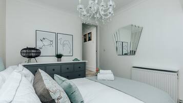 2 bedrooms, desk, iron/ironing board, WiFi