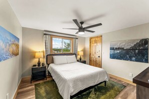 3 bedrooms, memory foam beds, iron/ironing board, WiFi - The Hilltop Haven — Hot Tub | Mtn Views | Sauna | Pool Table + Pets (Leadville)