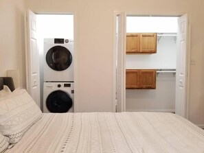 1 chambre, bureau, fer et planche à repasser, lit parapluie