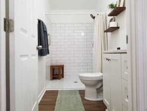 Ducha, secador de pelo, toallas y jabón