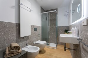 Bruser, hårtørrer, bidet, håndklæder