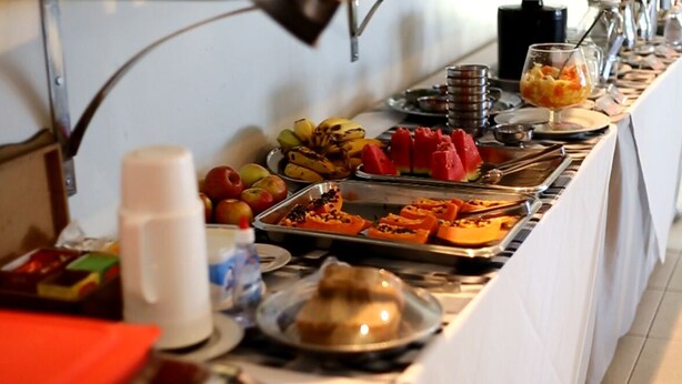 Une table de buffet proposant divers plats et accompagnements.