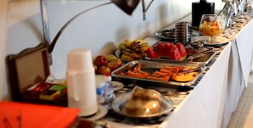 Café da manhã com buffet grátis todos os dias