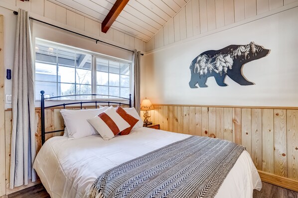 1 bedroom, desk, WiFi, bed sheets