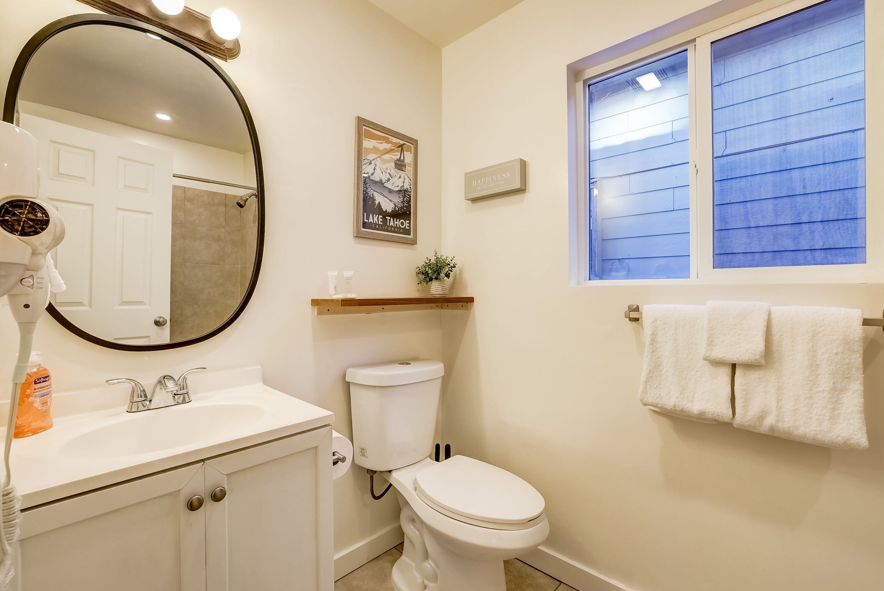 Douche, sèche-cheveux, serviettes fournies