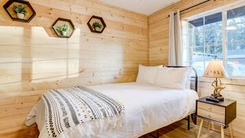 1 bedroom, desk, WiFi, bed sheets