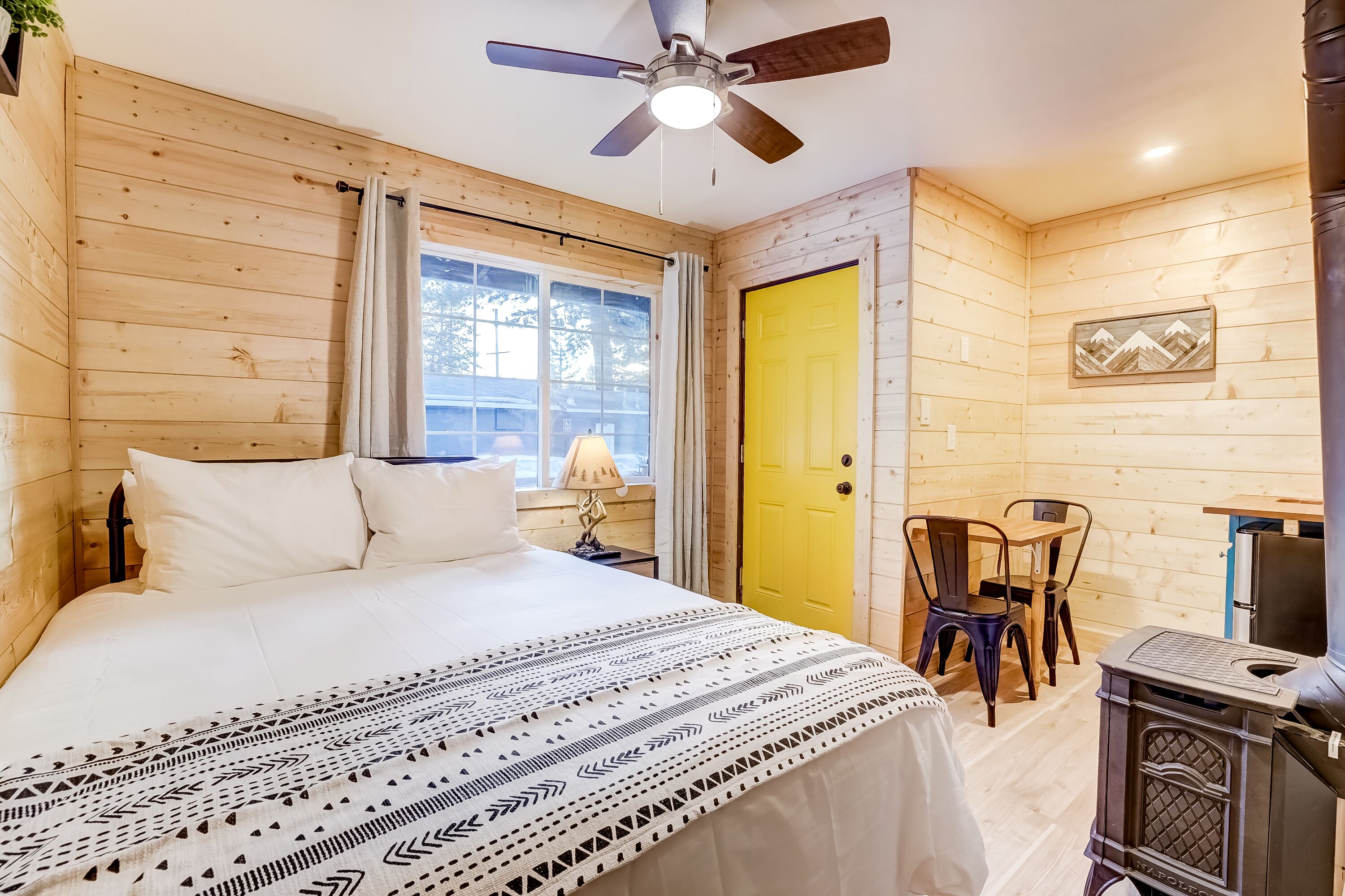 1 bedroom, desk, WiFi, bed sheets