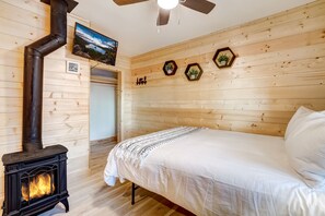1 bedroom, desk, WiFi, bed sheets