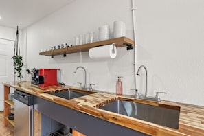 Kühlschrank, Mikrowelle, Herdplatte, Wasserkocher mit Kaffee-/Teezubehör