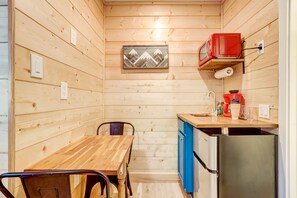Fridge, microwave, stovetop, coffee/tea maker - Tahoe Mountain Inn #10 (South Lake Tahoe)
