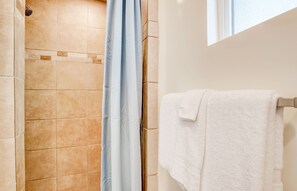 Secador de pelo y toallas