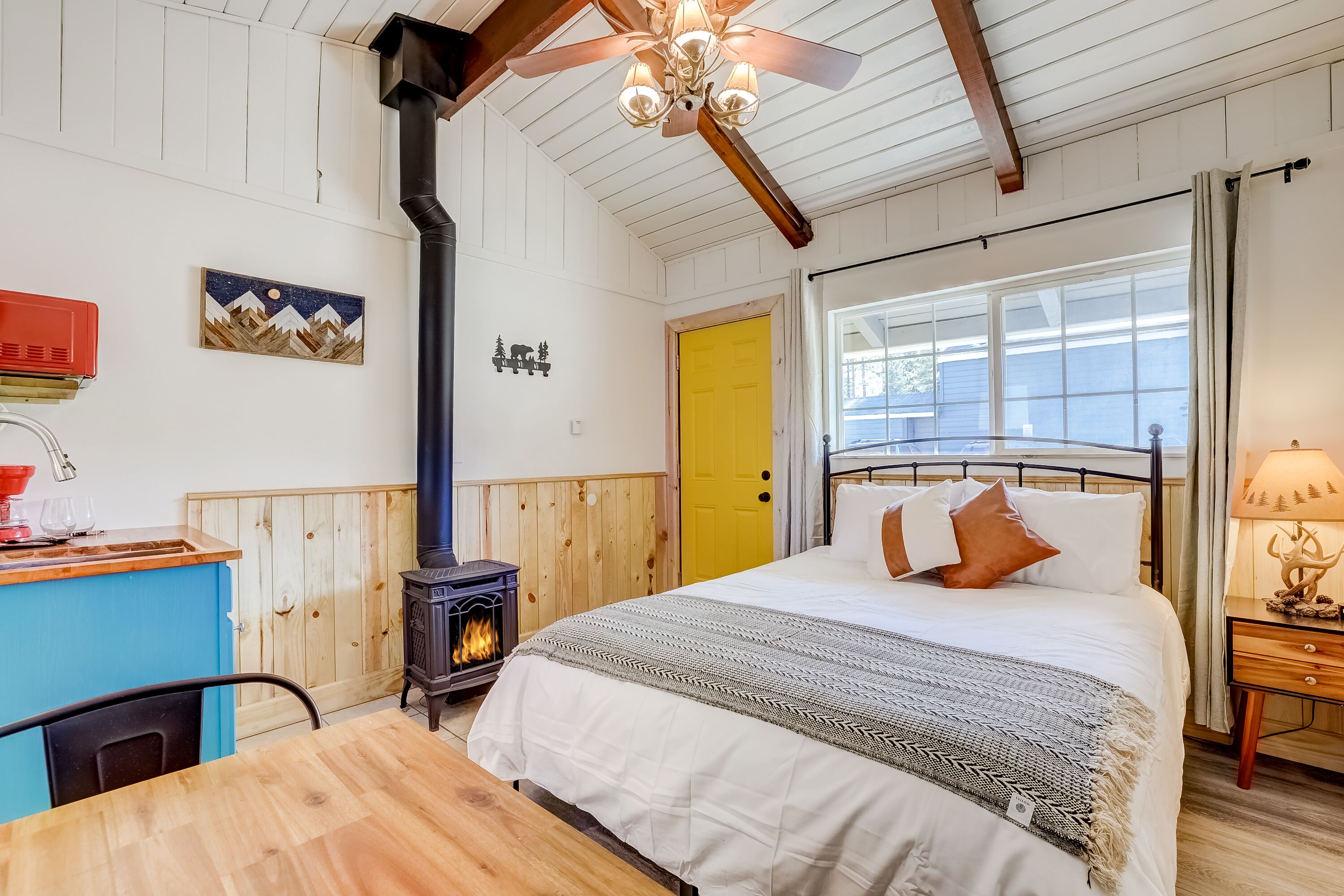 1 bedroom, desk, WiFi, bed sheets