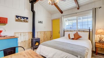 1 bedroom, desk, WiFi, bed sheets